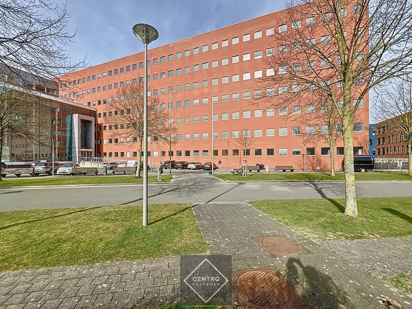 Instapklare KANTOORRUIMTE (± 700 m²) - ALL-IN formule (huur, verbruik, randaccomodatie, etc.) te IEPER. foto 2
