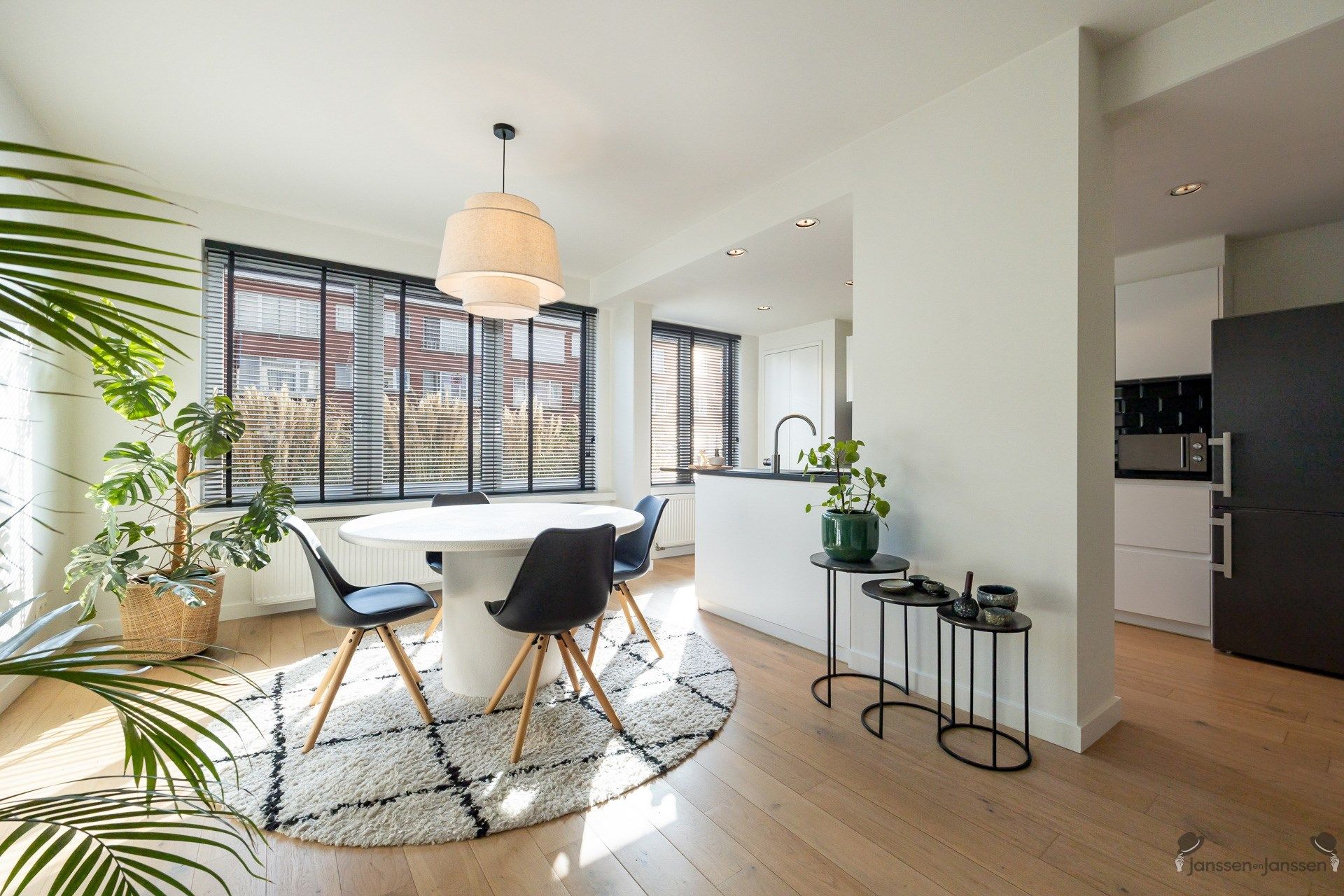 Recent gerenoveerd gelijkvloers appartement met zonnige tuin foto {{pictureIndex}}