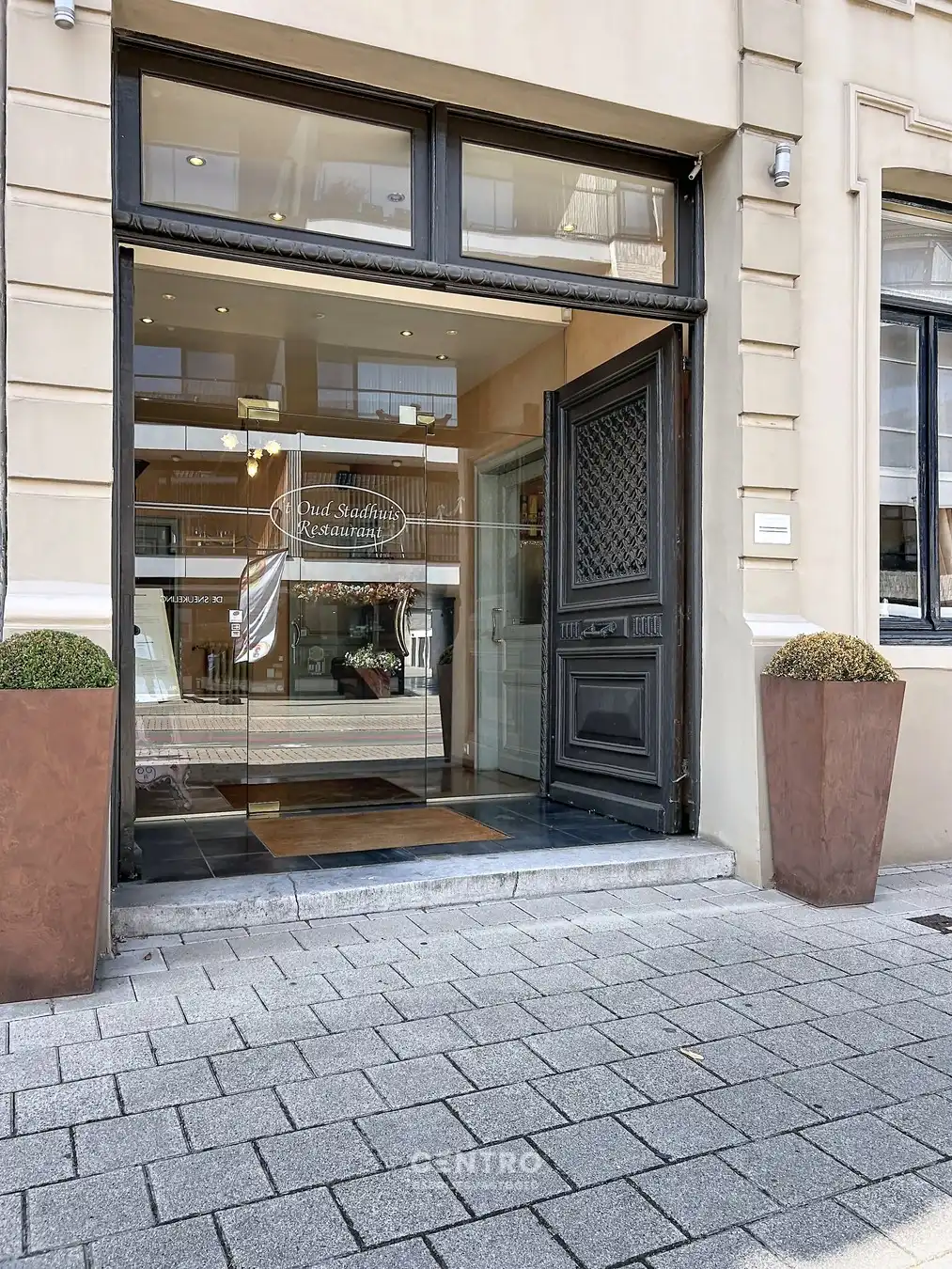 Prachtig herenhuis (thans restaurant met woning) met parkeerterrein en 3 garages op 50m van de Markt van Ingelmunster! Uitbreiding met naastgelegen huis voor B&B mogelijk. foto 3