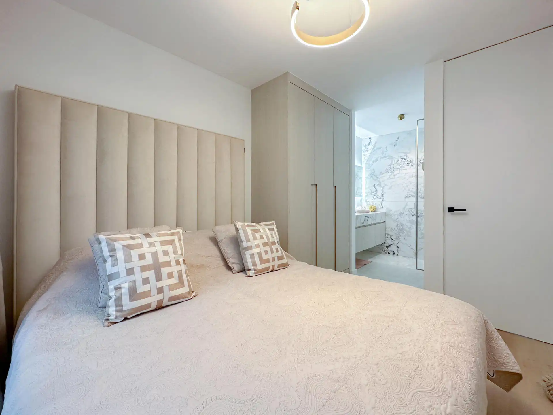 Subliem nieuwbouwappartement in het Zoute met zonnig terras foto 13