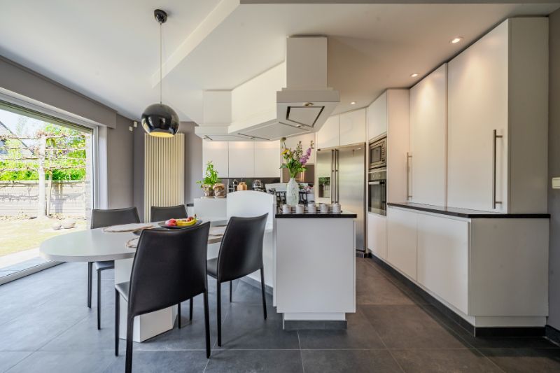 Te koop te Roeselare instapklare energiezuinige villa met 3 slpks, bureel, tuin, garage foto {{pictureIndex}}