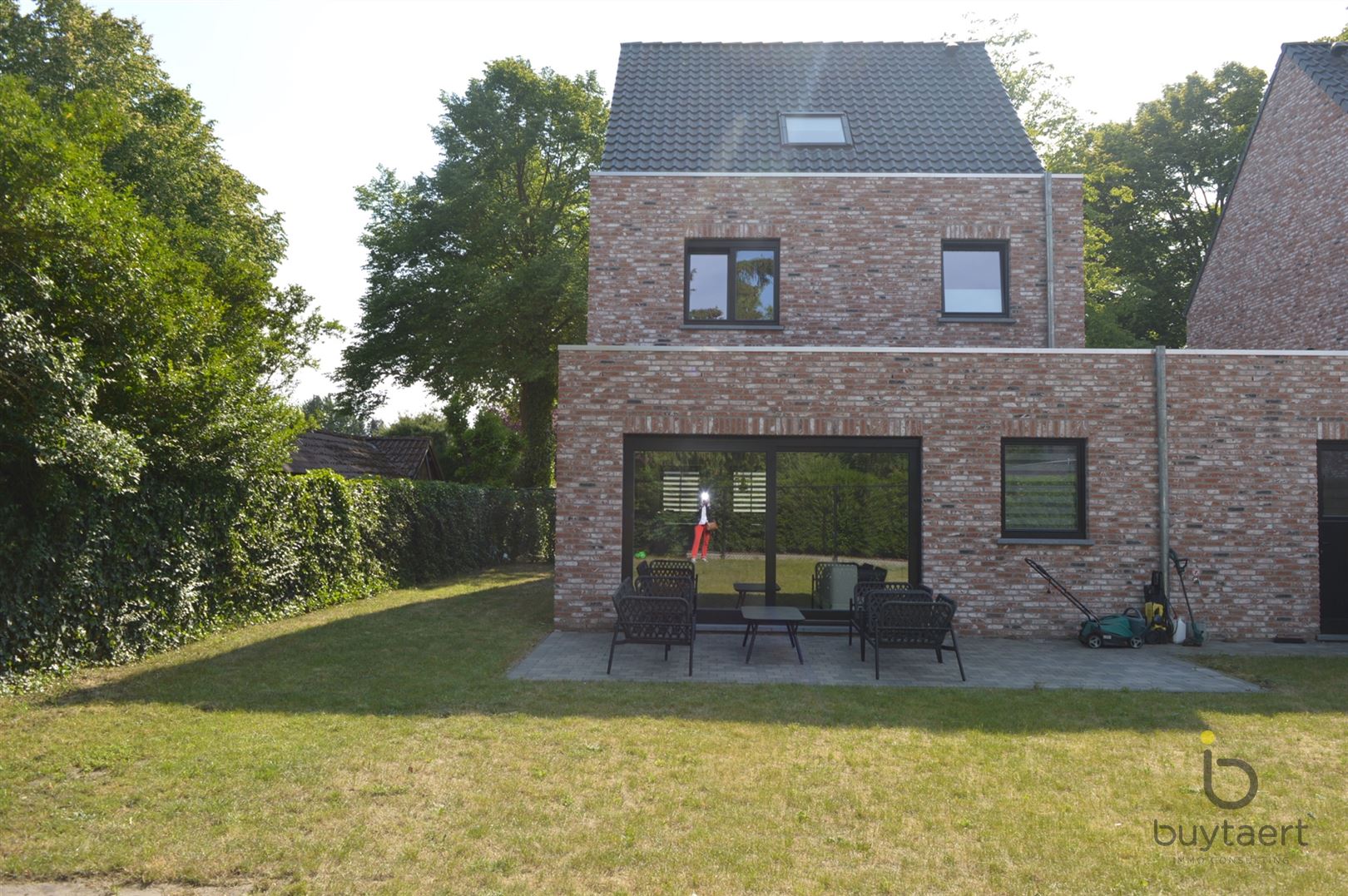 Recente ruime en lichte woning te Schilde. foto {{pictureIndex}}
