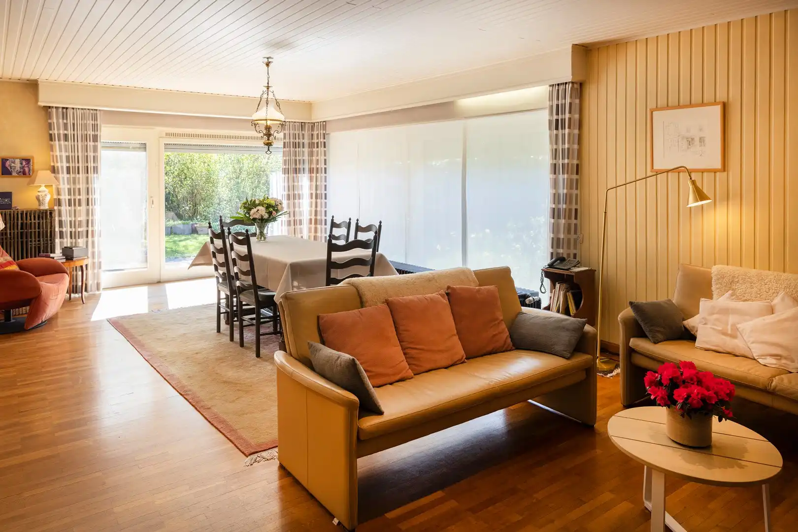 Residentieel gelegen gelijkvloerse alleenstaande woning. foto 3