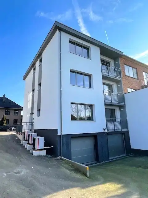 Prachtig afgewerkt en energetisch gerenoveerd gelijkvloers appartement op topligging met grote garagebox foto 13