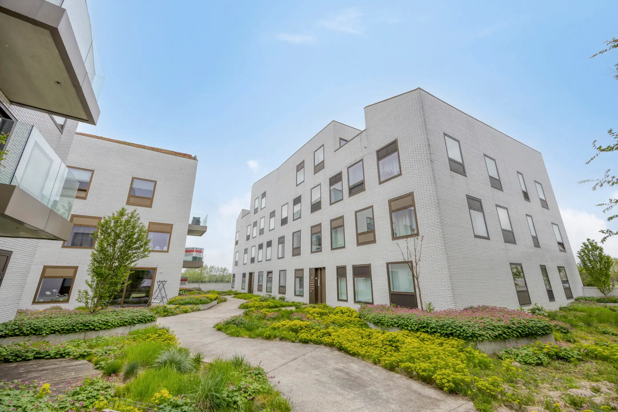 Lichtrijk appartement gelegen in het centrum van Breendonk. foto 2