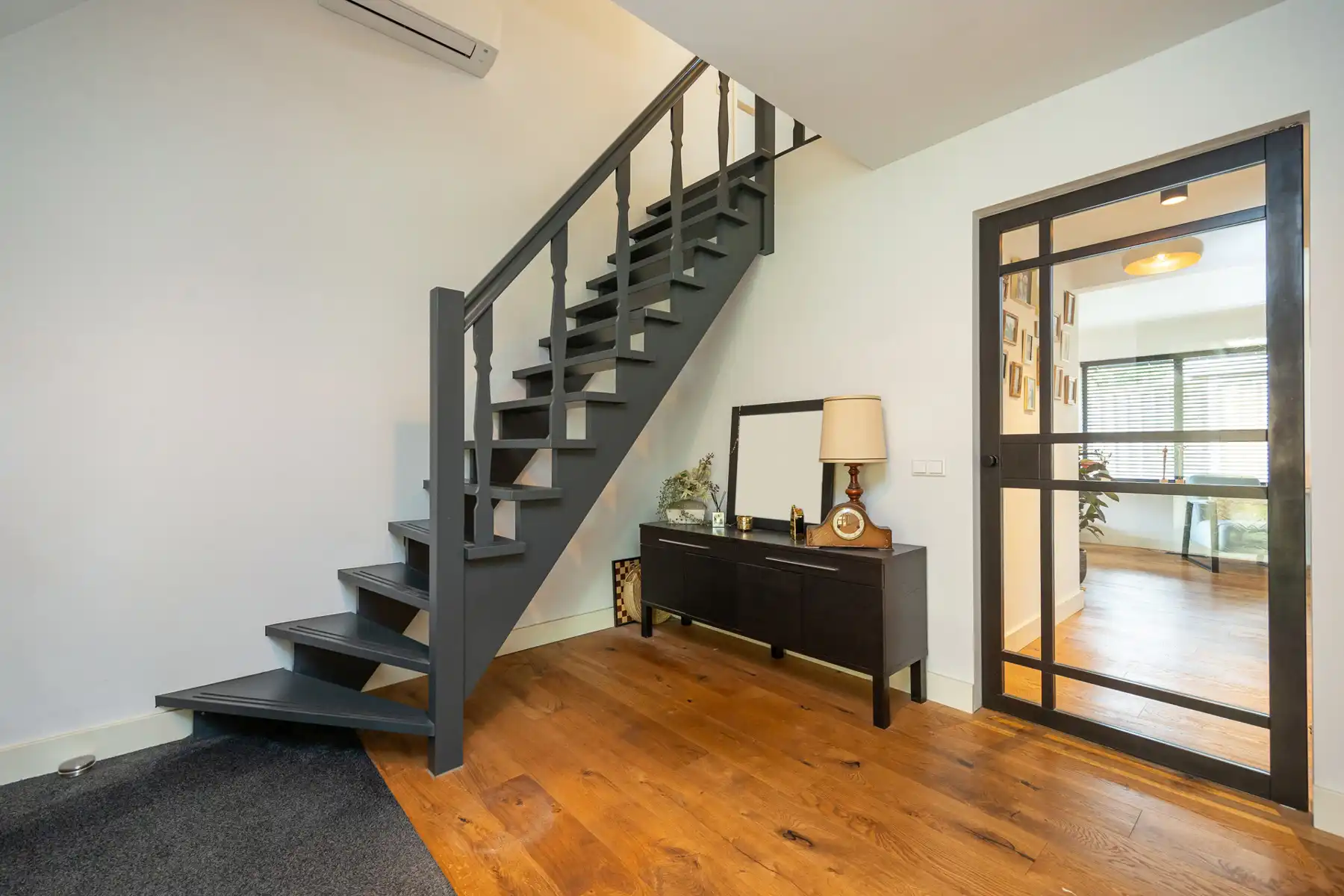 Gerenoveerde gezinswoning met zonrijke tuin op ca 1.081 m². foto 2