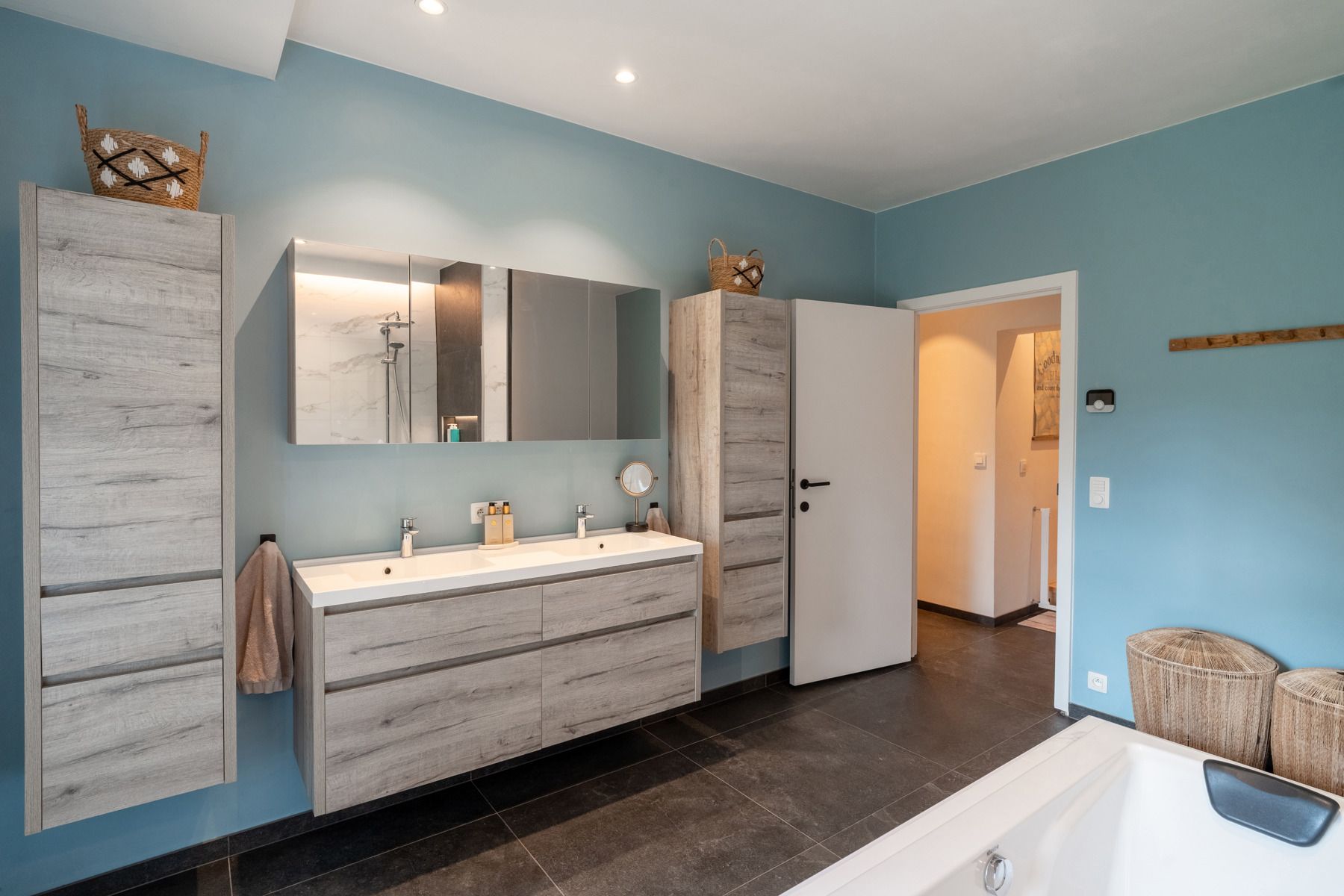 Instapklare en gerenoveerde villa met 3/4 slps en bureau foto 19