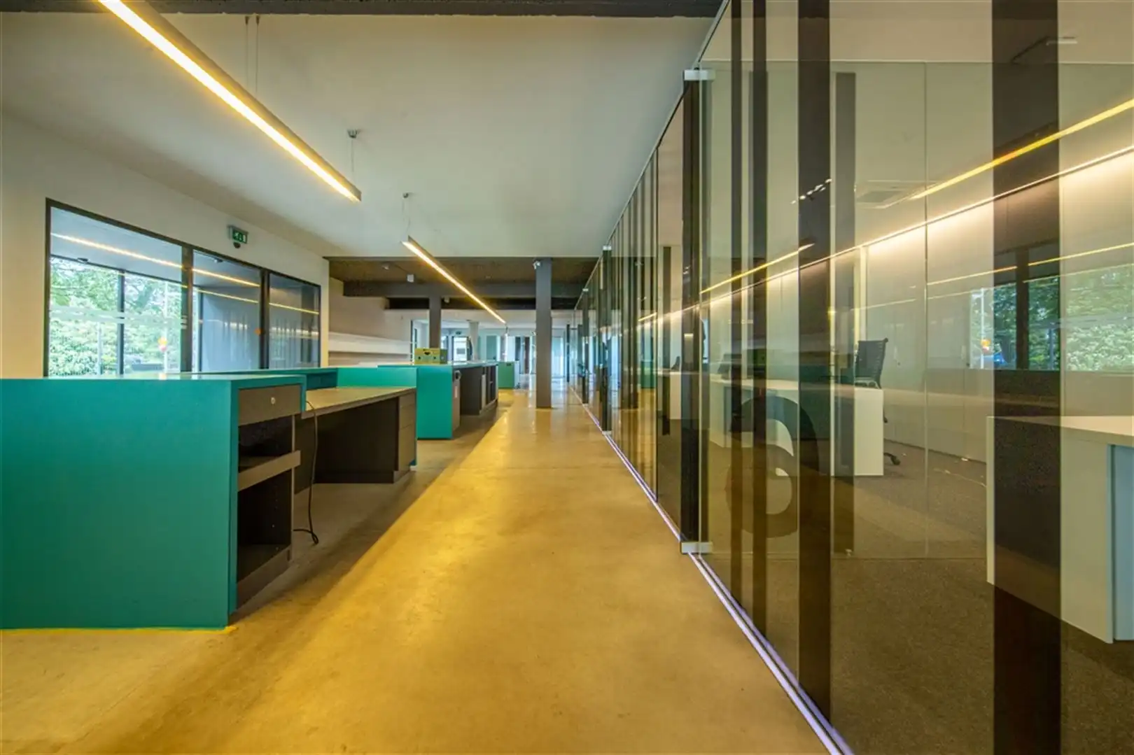 Gelijkvloers kantoor met parking te koop foto 11