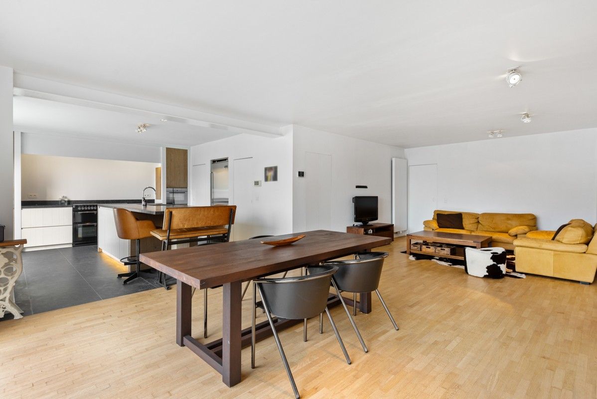 Ruim duplexappartement met mogelijk 4 slaapkamers en 2 badkamers, gezellig terras en ruime garage. foto 9