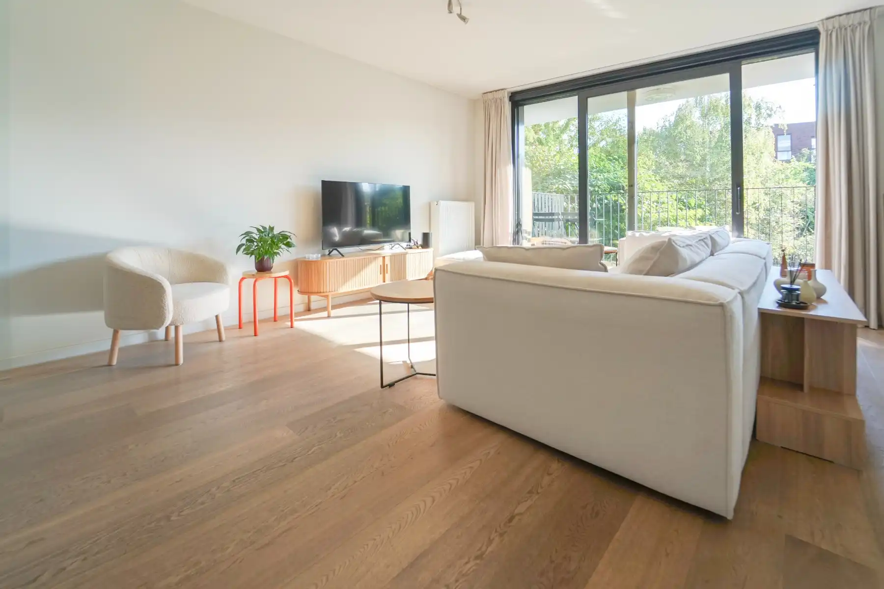 Instapklaar gelijkvloers appartement  met staanplaats! foto 2