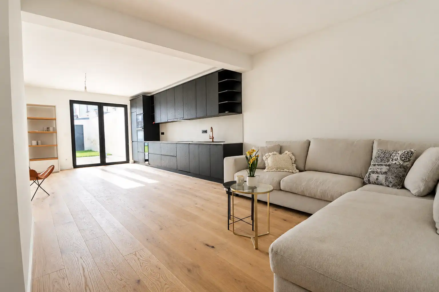 Luxueus gerenoveerd 3-slaapkamerappartement mét garage én zeer grote tuin. foto 9