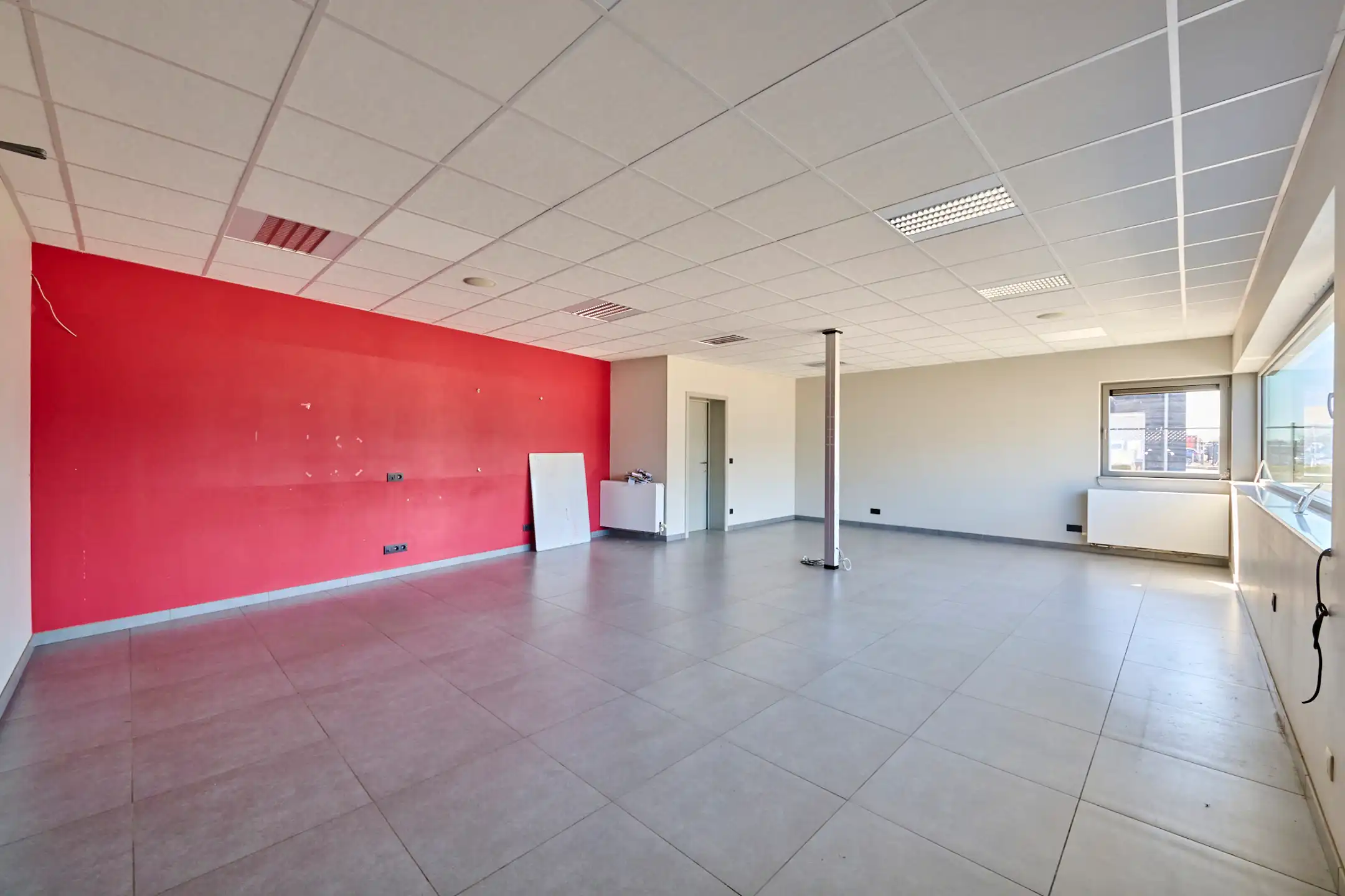 MULTIFUNCTIONEEL BEDRIJFSGEBOUW MET APPARTEMENT EN BUITENTERREIN foto 8