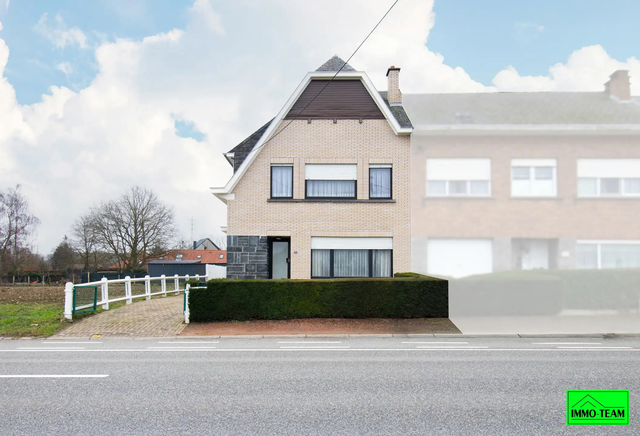Hoofdfoto van de publicatie: Goed onderhouden 3-gevelwoning met 3 slks, tuin en garage
