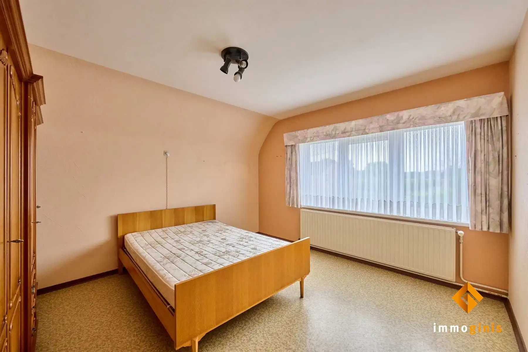 Verrassend ruime woning met 3 grote slaapkamers, 2 garages en groen zicht achteraan, op ruim perceel van 10a17ca.  foto 10