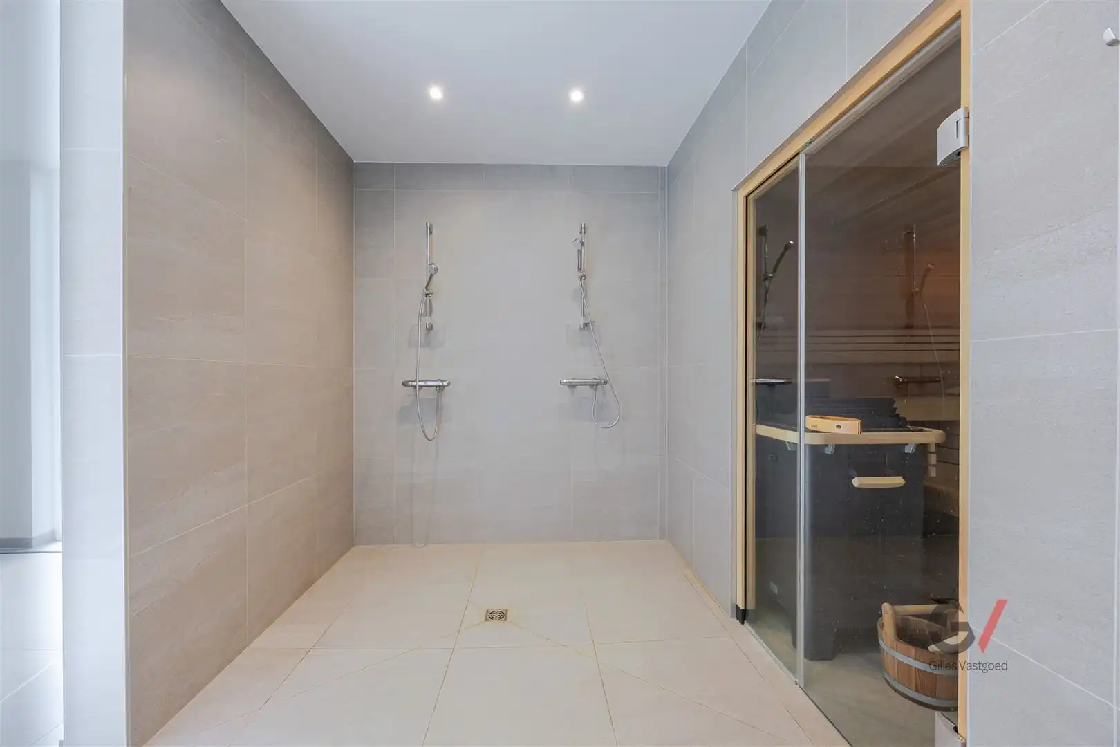 Lichtrijk en modern appartement met ruim terras foto 21