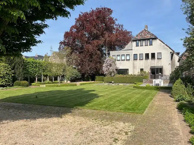 Hoofdfoto van de publicatie: Interbellum villa in Bree centrum