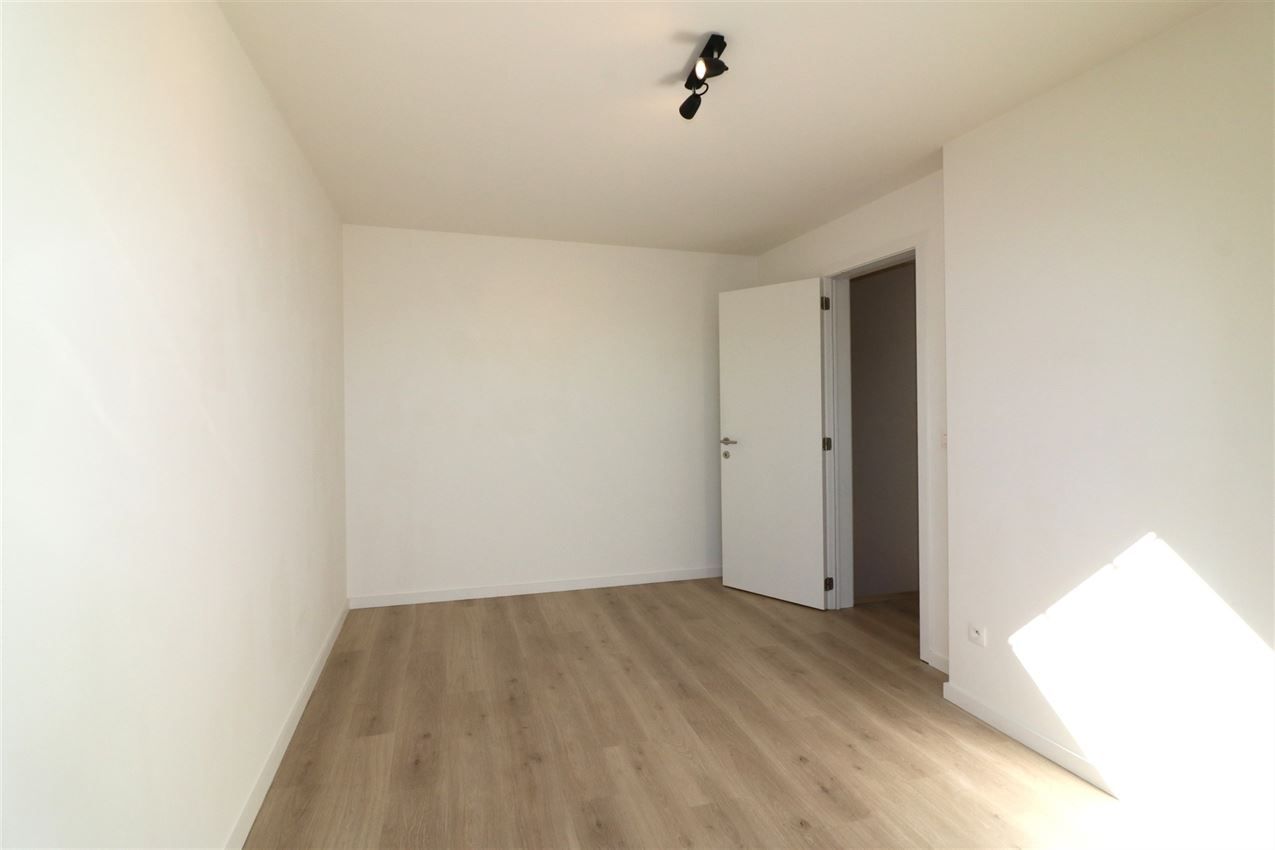 Appartement met 2 slpk., groot terras en autostaanplaats foto 16