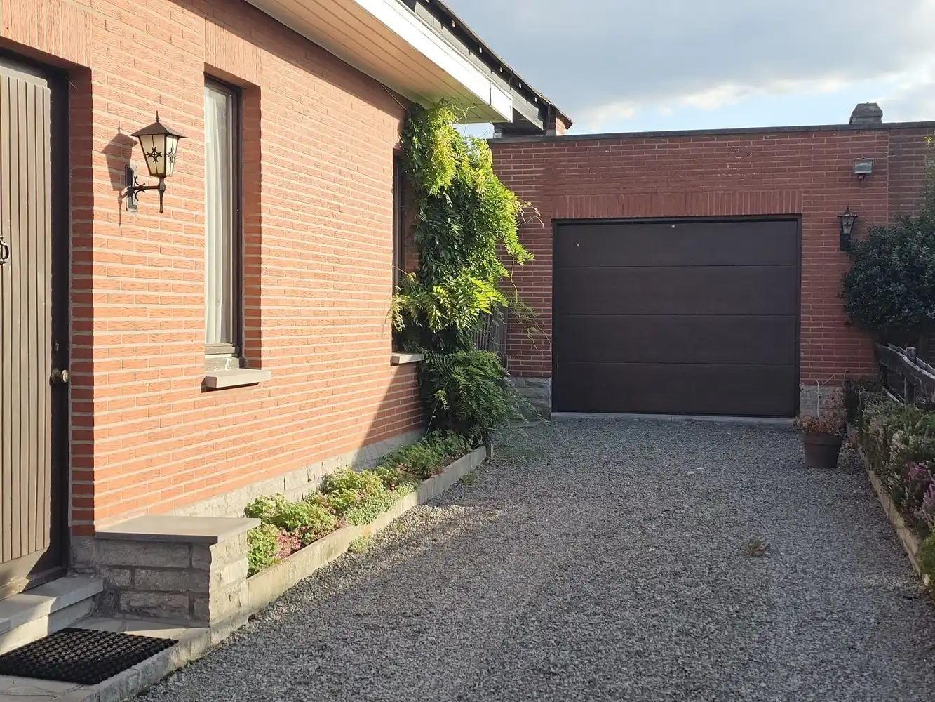 Open bebouwing met tuin en aparte garage foto 4