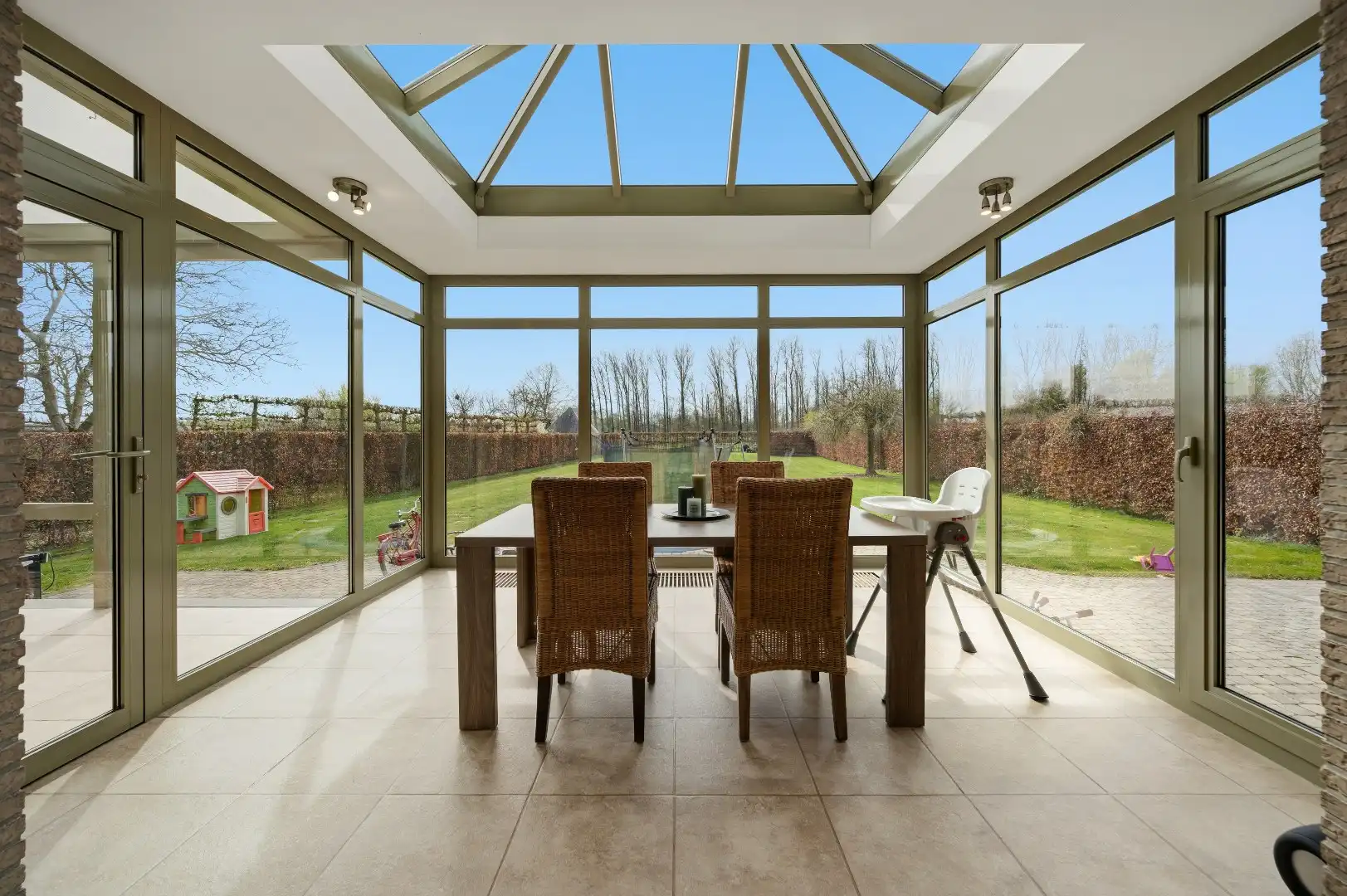 Instapklare, stijlvolle afgewerkte woning met 3 slpks foto 4