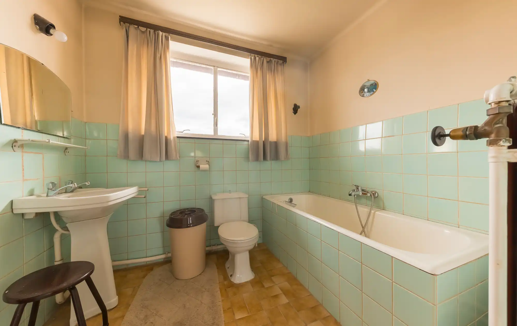 TE KOOP: Mooie op te frissen woning met 3 slaapkamers, garage en veel potentieel foto 22