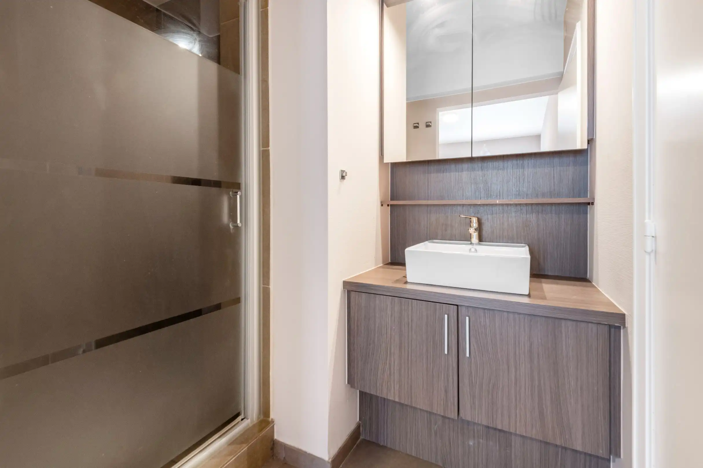 Ongemeubeld appartement met 3 slaapkamers op de ZEEDIJK in het Zoute tegen het Albertplein. foto 10