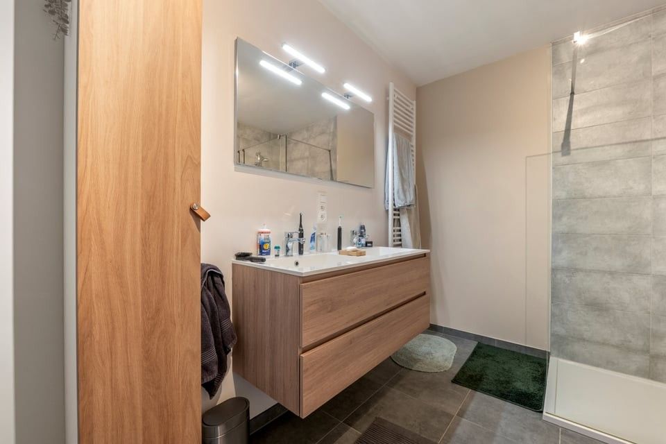 MODERNE HALFOPEN BEBOUWING MET INPANDIGE GARAGE EN RUIME TUIN IN SINT-TRUIDEN foto 21