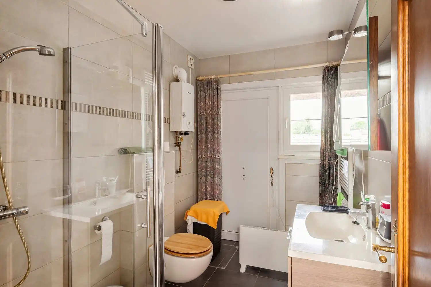 TE RENOVEREN WONING OP GOEDE LOCATIE + MAGAZIJN foto 11