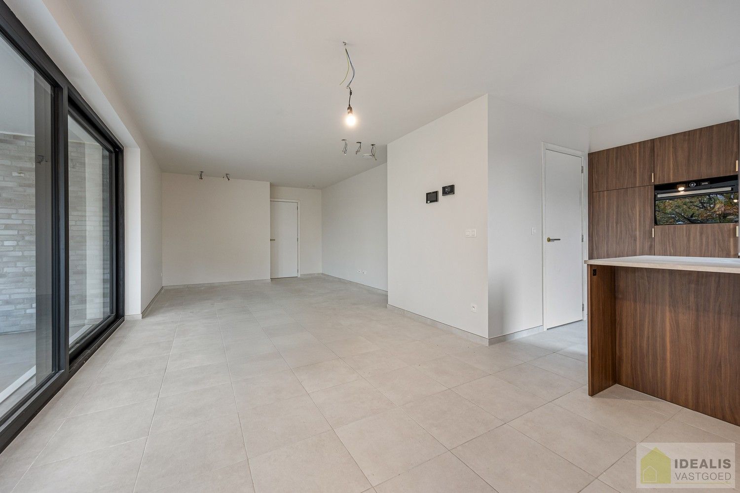 PRACHTIG INSTAPKLAAR NIEUWBOUWAPPARTEMENT MET AUTOSTAANPLAATS EN KELDERBERGING MIDDEN IN HARTJE LOMMEL, EEN AANGENAME LEEFRUIMTE MET OPEN KEUKEN EN AANSLUITEND AAN TERRAS, BERGRUIMTE, 2SLAAPKAMERS EN RUIME BADKAMER. foto 7