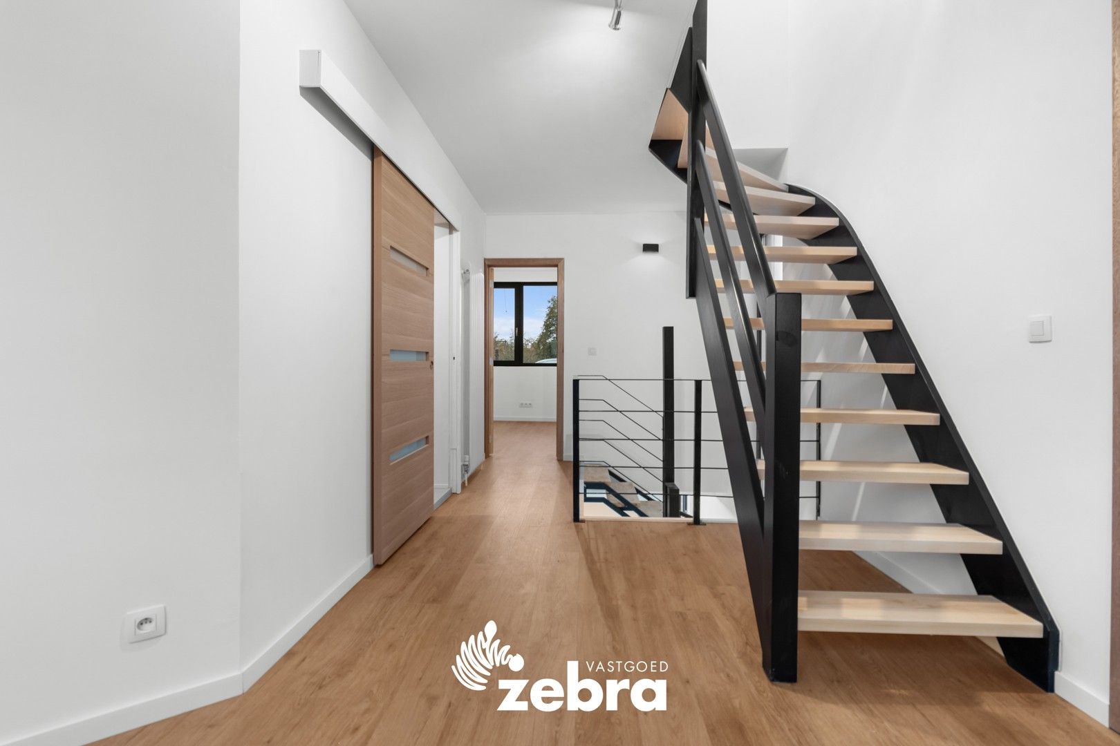 Gerenoveerde woning met 4 slaapkamers en 2 badkamers te Roeselare! foto 10