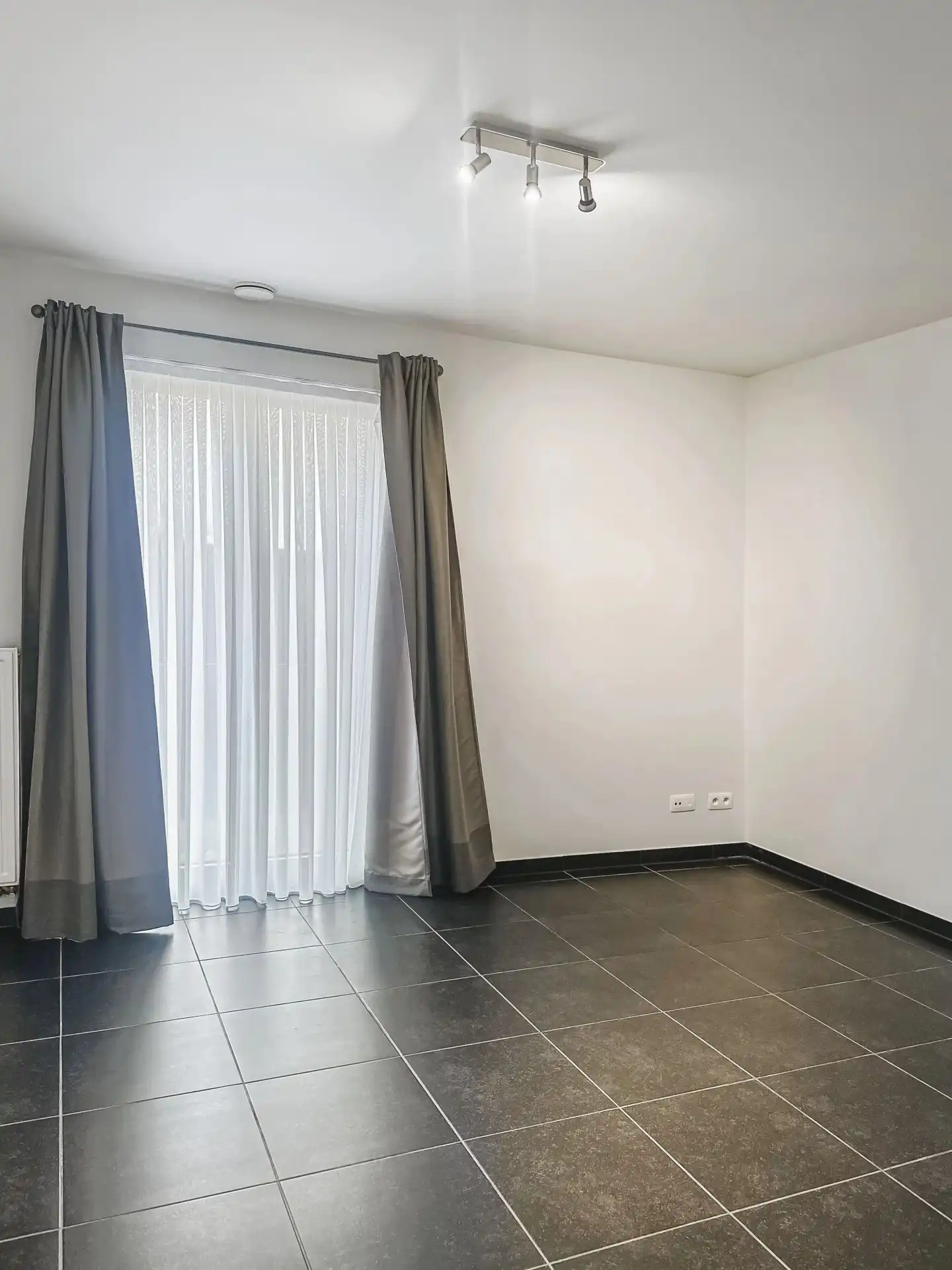 Zeer ruim instapklaar appartement met open uitzicht – 2 slpk – groot terras – garagebox + berging foto 11