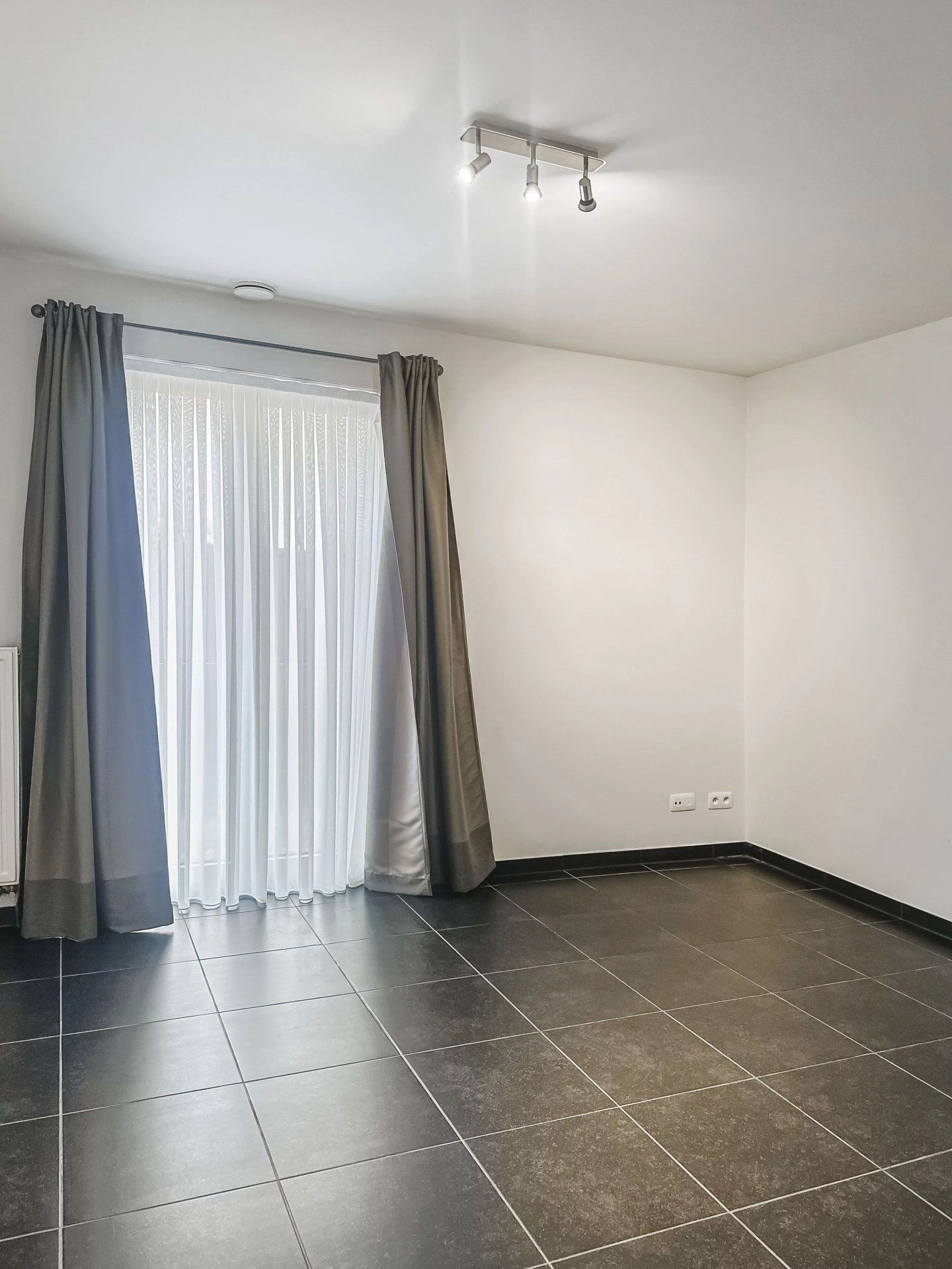 Zeer ruim instapklaar appartement met open uitzicht – 2 slpk – groot terras – garagebox + berging foto 11