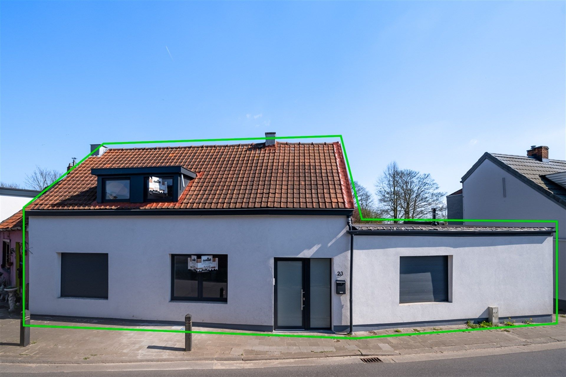 Volledig gerenoveerde woning met 4 mogelijke slaapkamers foto {{pictureIndex}}