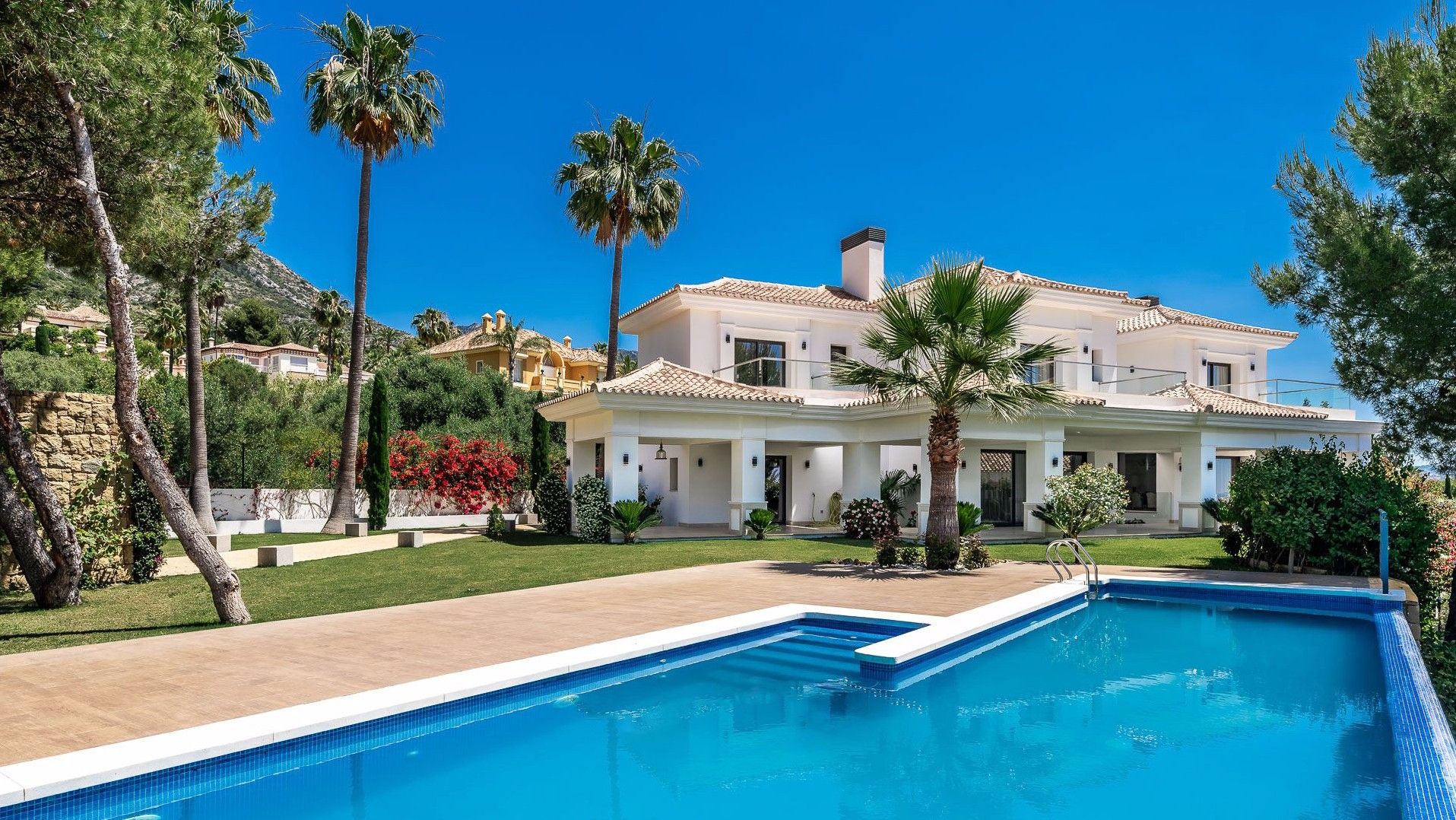 Recent gebouwde villa op toplocatie in Sierra Blanca foto {{pictureIndex}}