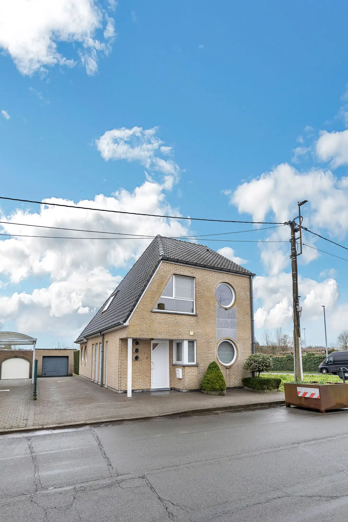 Instapklare HOB met tuin en garage foto {{pictureIndex}}