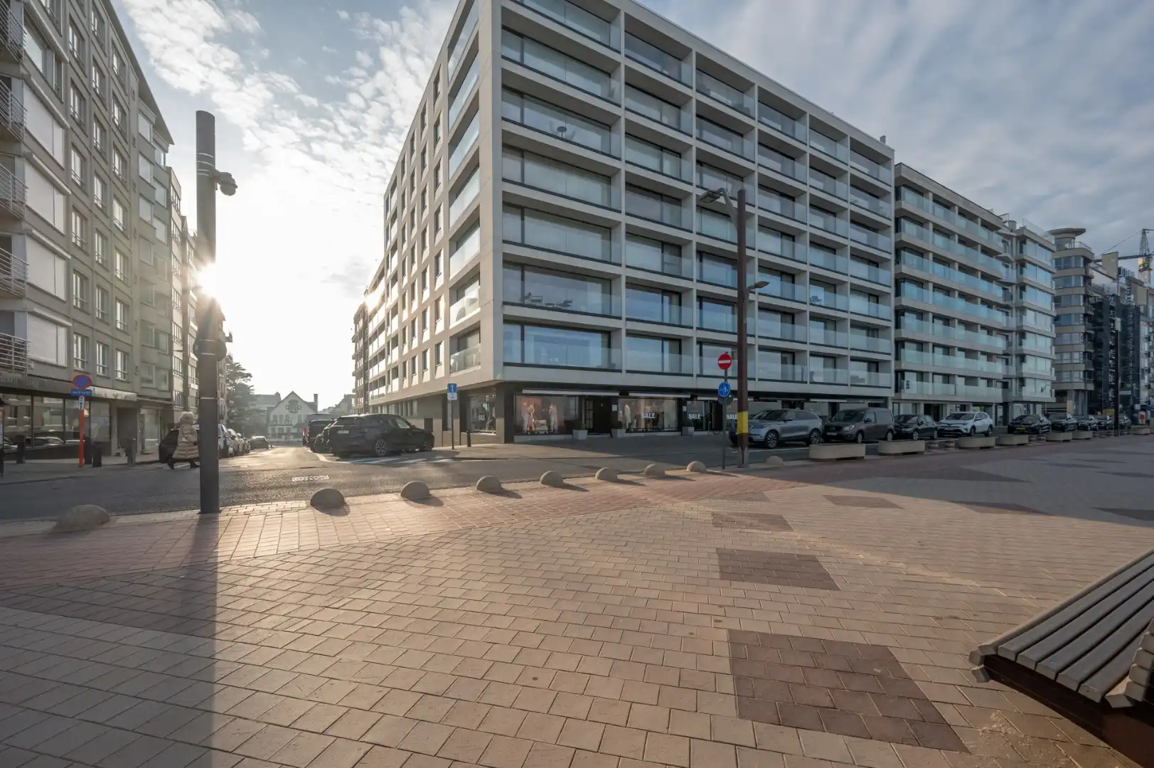 Ongemeubeld appartement, in de gerenommeerde residentie “Globe”, prachtig gelegen op de Zeedijk in het Zoute foto {{pictureIndex}}