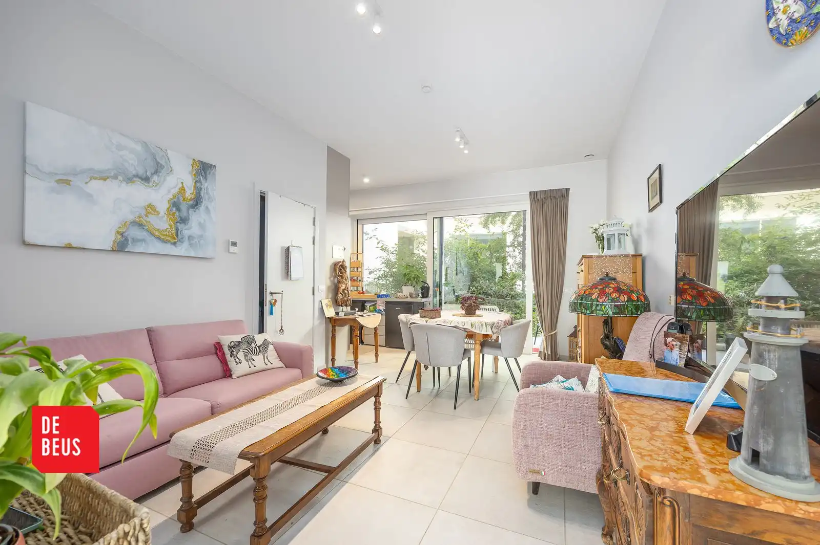 Serviceflat met 1 slpk en terras in jonge residentie op het gelijkvloers in hartje Oostende foto {{pictureIndex}}