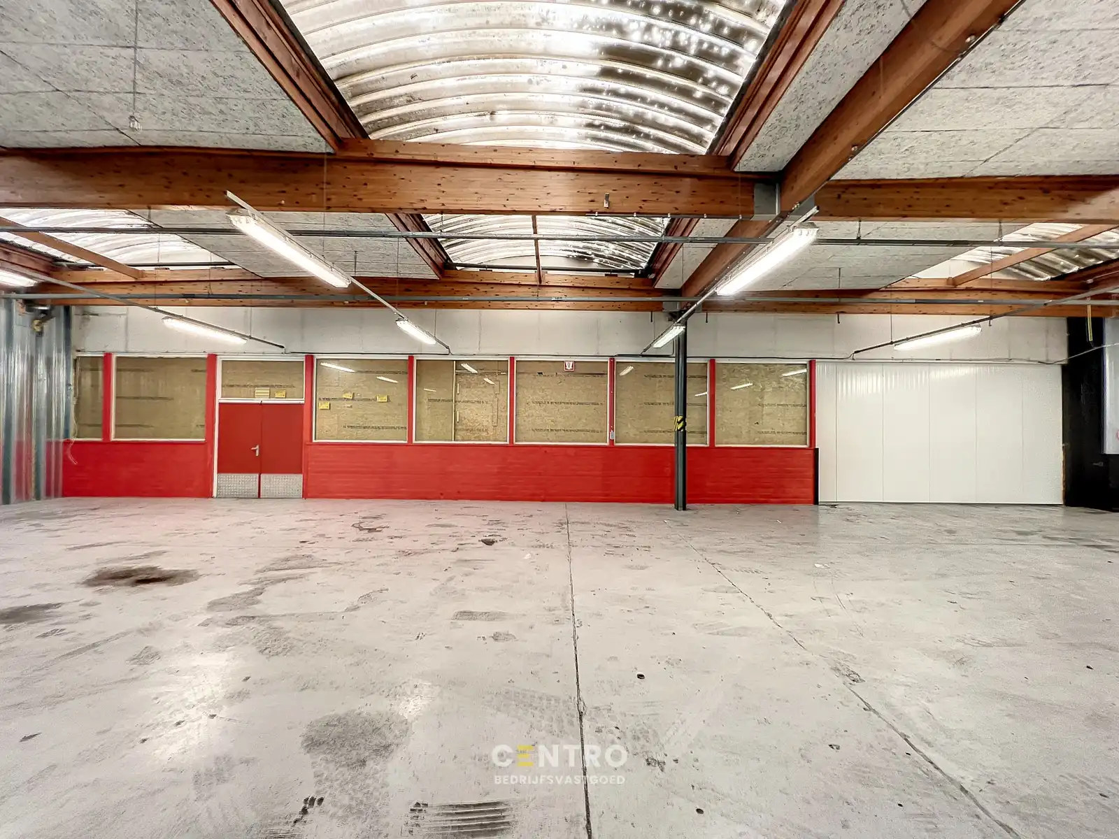 Goed gelegen MAGAZIJN op ZICHTLOCATIE (ca. 382 m2) met 2 parkeerplaatsen op bedrijfssite te Rumbeke. foto 7