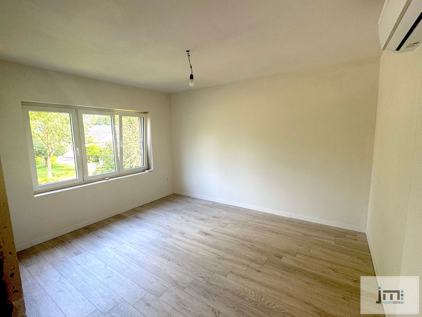 Mooi gerenoveerde woning op ruim perceel foto 13
