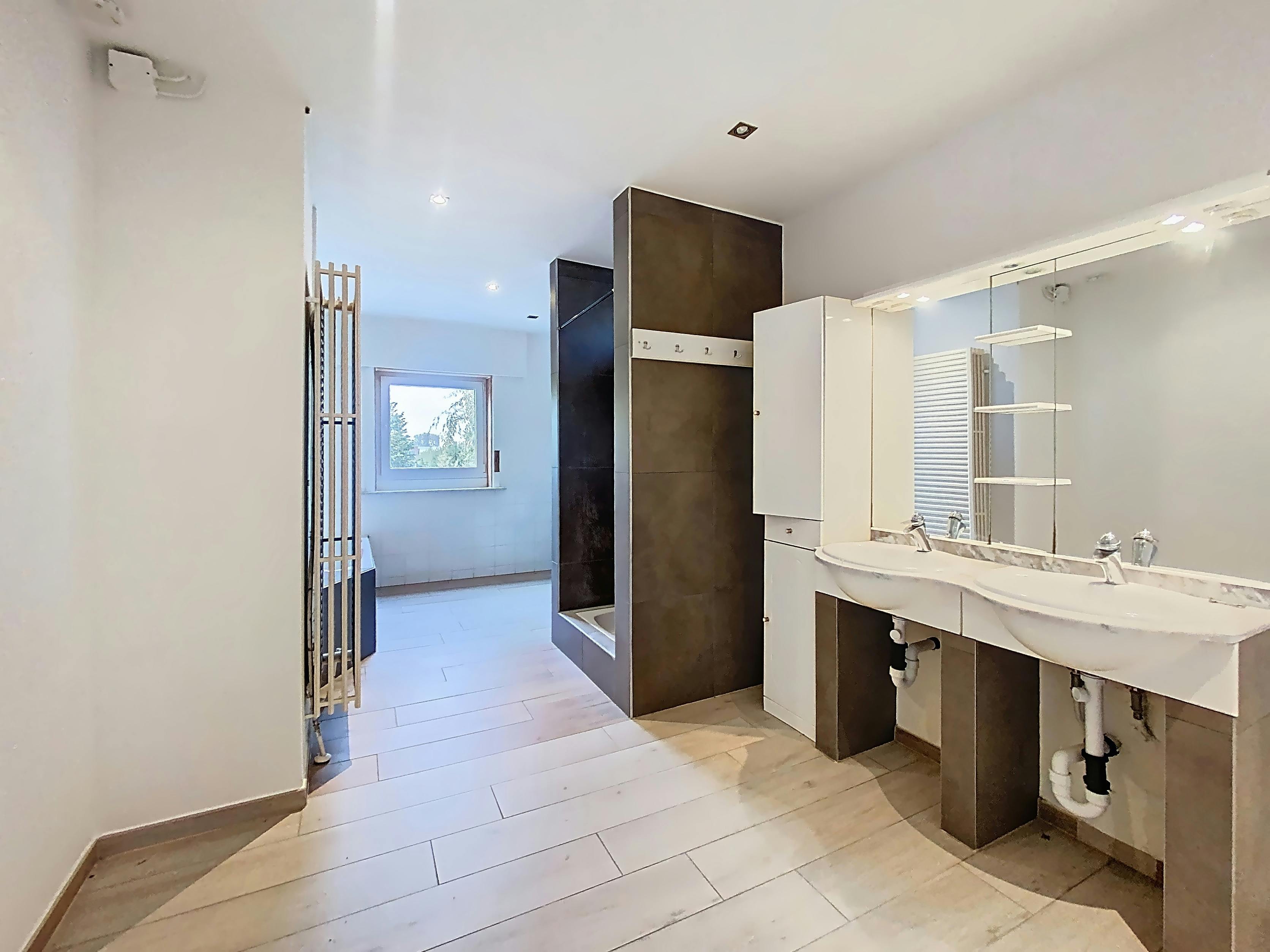 Ruime halfopen woning met 5 slaapkamers in Aalter foto 9