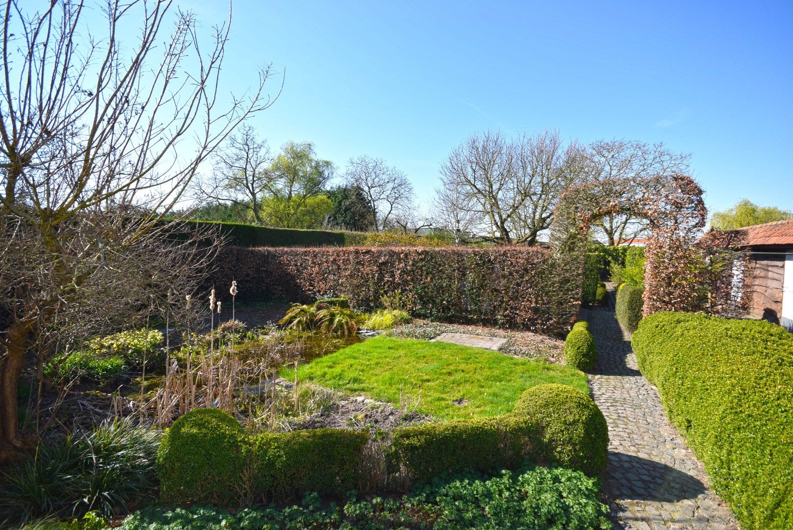 CHARMANTE BUNGALOW MET RUIME TUIN EN BIJGEBOUWEN IN ROESELARE foto 19