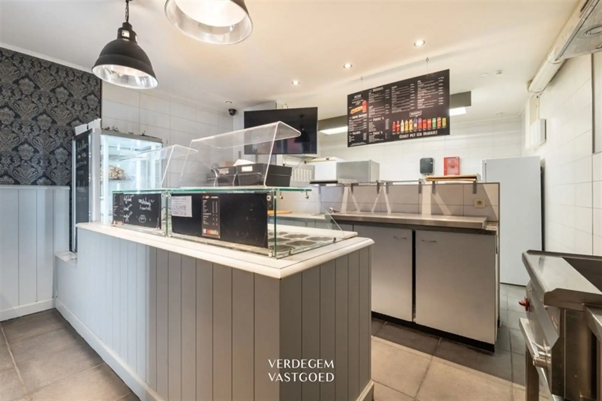 Goeddraaiende broodjeszaak met woonst aan Ten Doorn foto 3