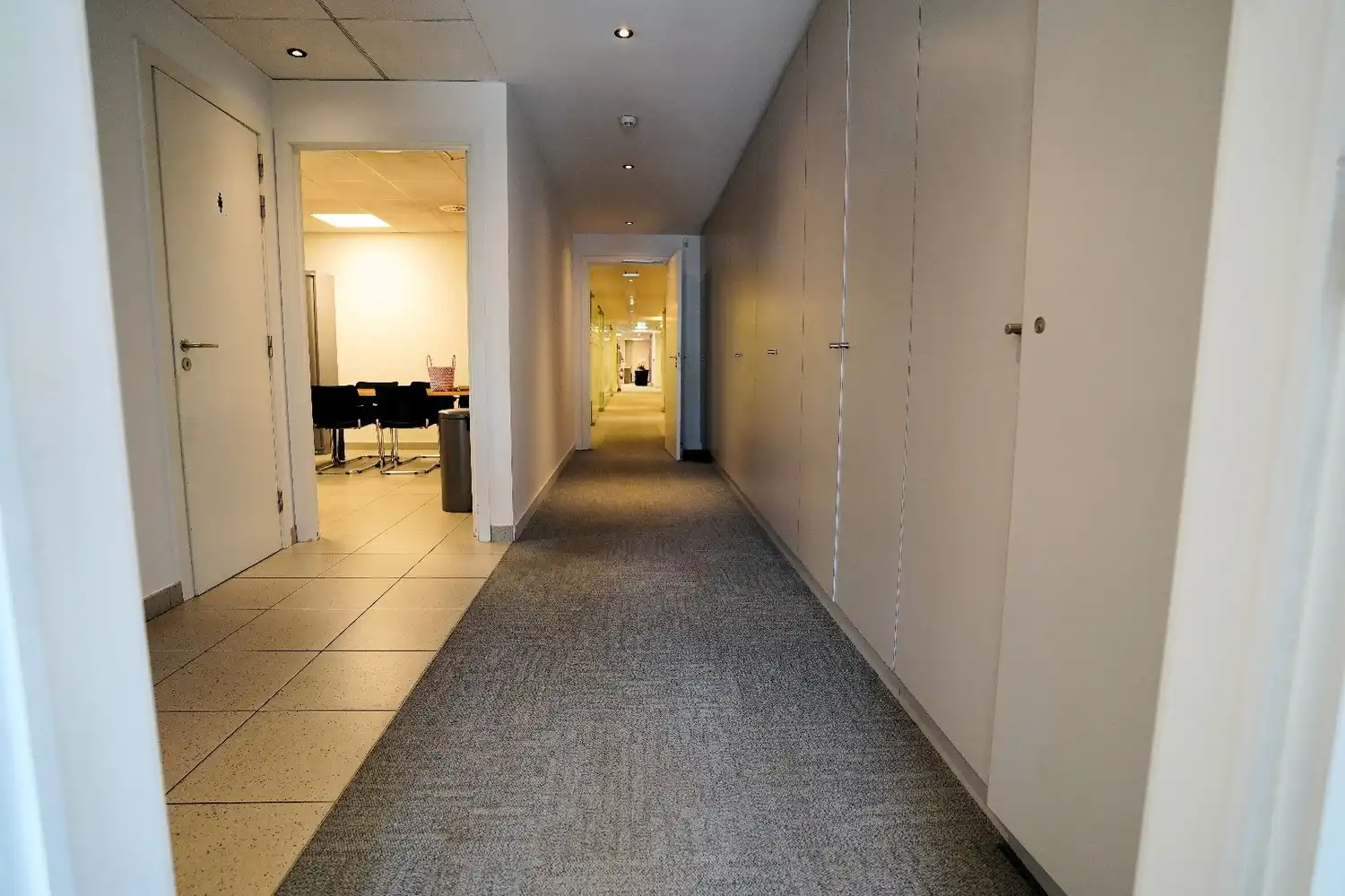 Commercieel gelijkvloers met uitstekende visibiliteit en ruime parking in het centrum van Brasschaat foto 16