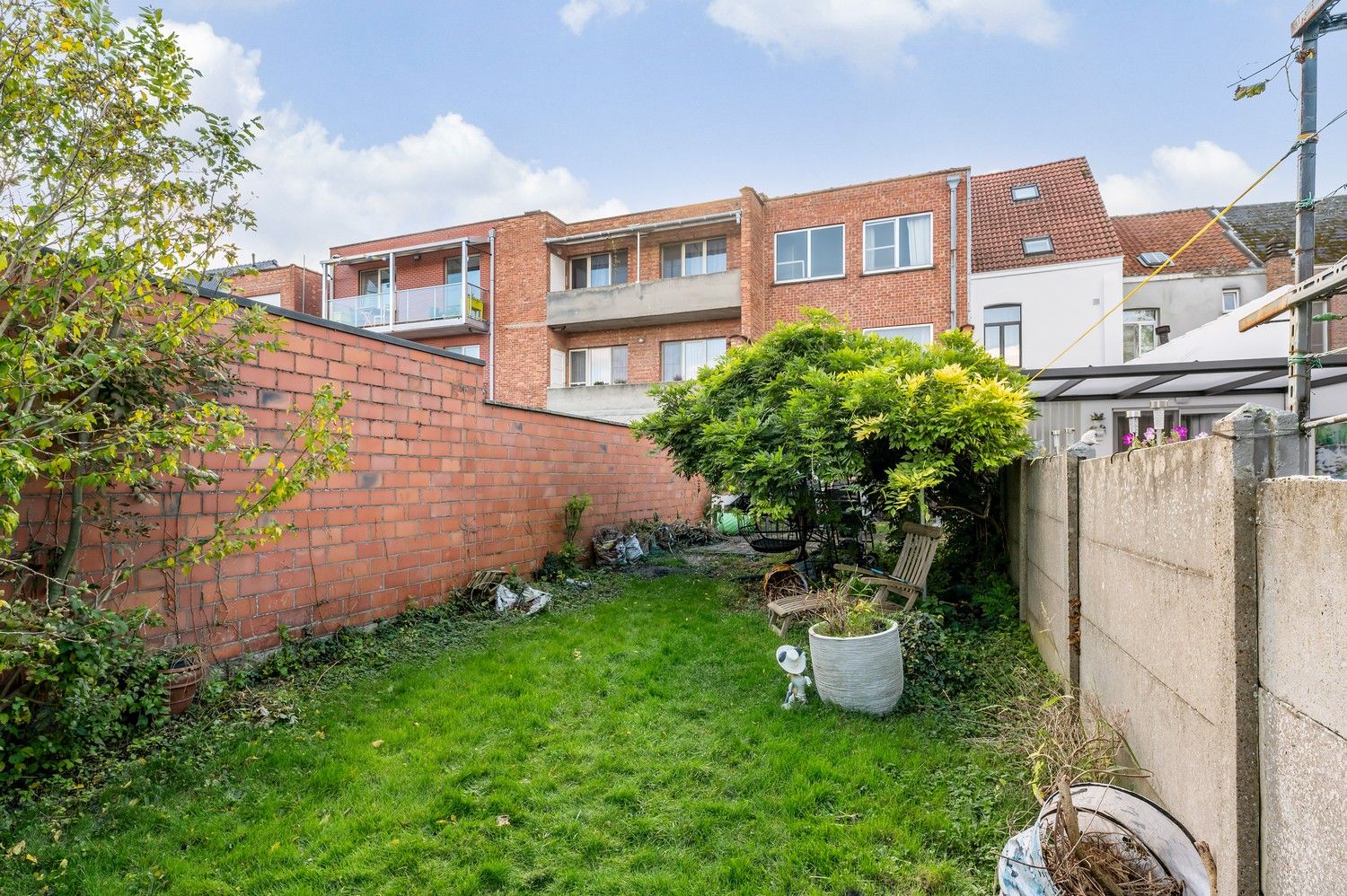 VOLLEDIG te renoveren rijwoning met inpandige garage en grote tuin op een gunstige locatie. foto 37