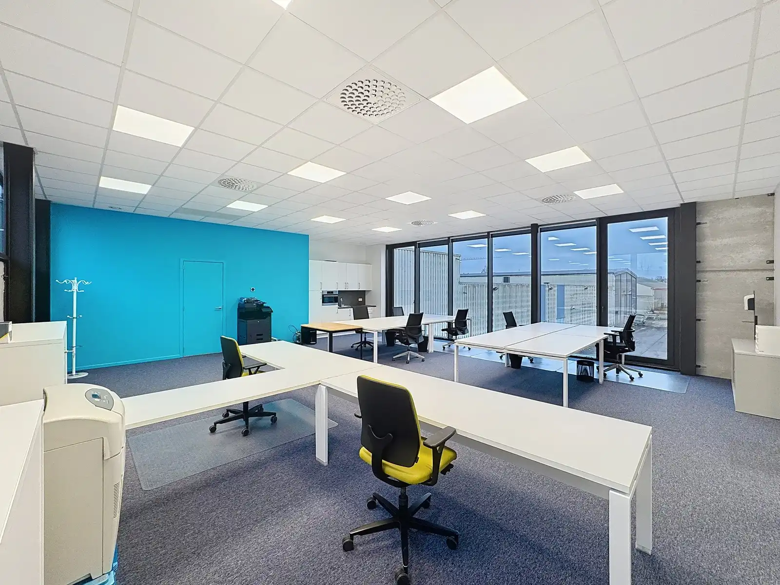 Instapklare en bemeubelde KANTOORRUIMTE (150m² op 1°V.) met berging en 2 autostaanplaatsen in de kelder. Op een boogscheut van het centrum van Brugge/expresweg. foto 4