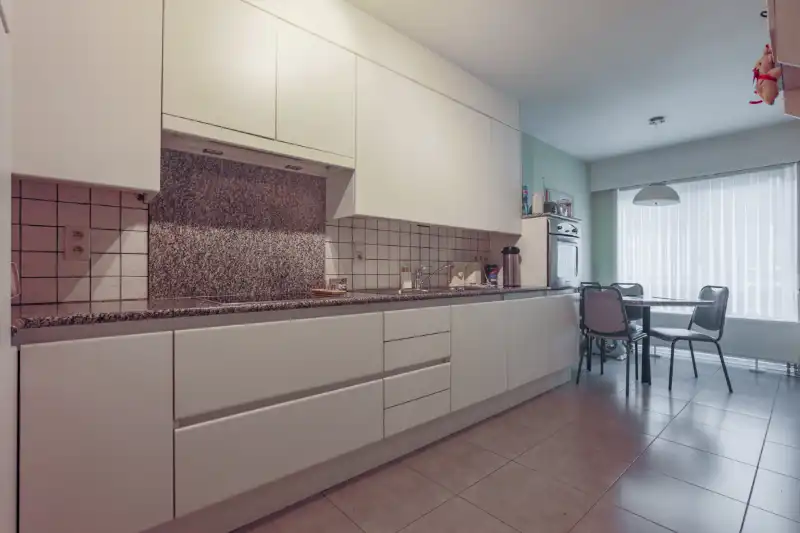 Rustig gelegen, ruime woning met 4 slaapkamers, tuin en garage. (ENERGIELABEL C) foto 3