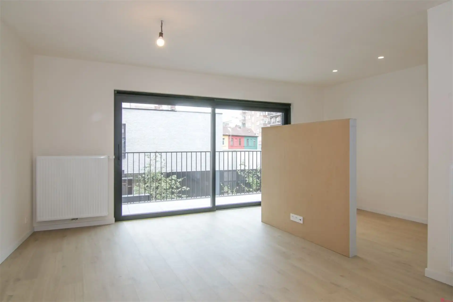 Moderne studio met slaaphoek en zonnig terras in hartje Kortrijk foto 3