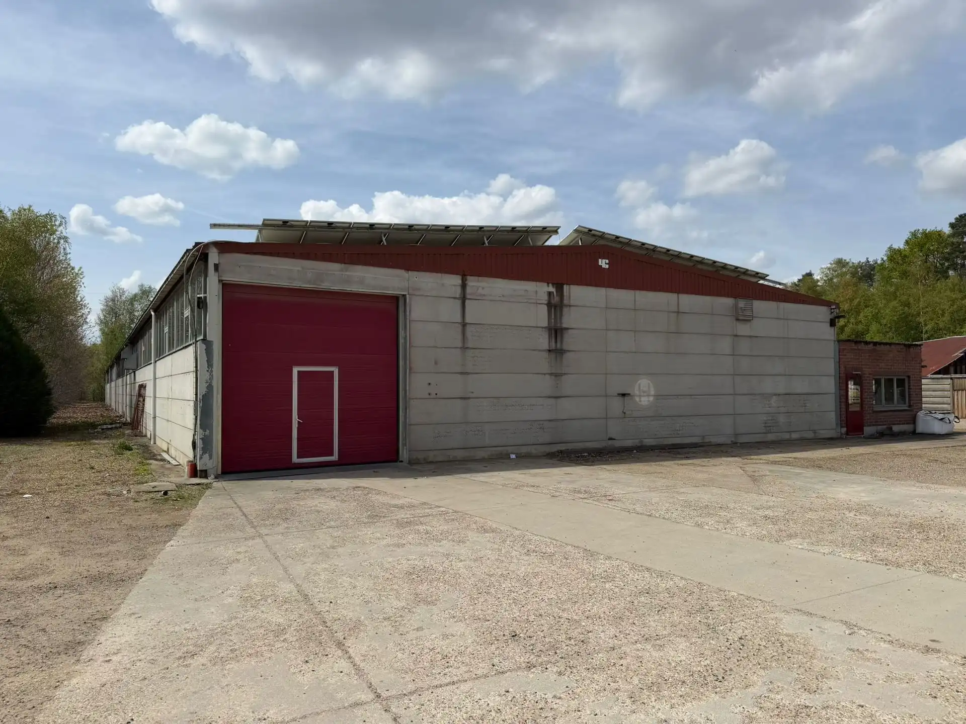 TE HUUR Genk - Bedrijfshal 900m²  + Kantoren 100m² foto {{pictureIndex}}