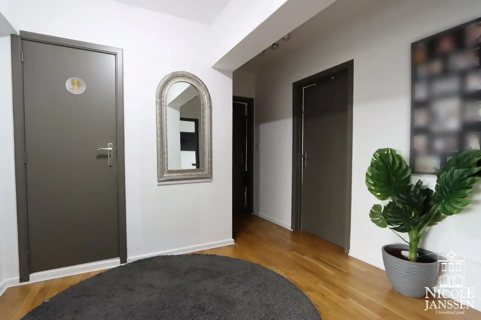 Ruim appartement met vier slaapkamers, garagebox en terras foto 2