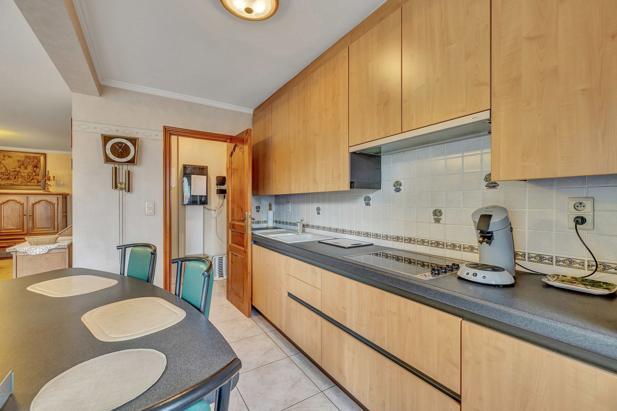 Ruim appartement met 3 staanplaatsen foto 8
