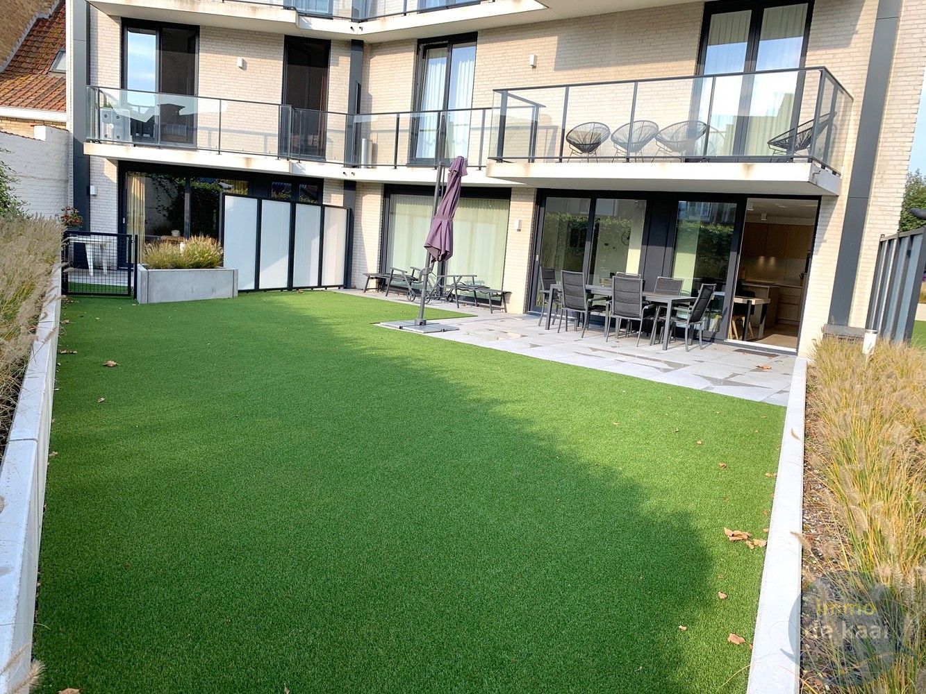 Recent en zonnig gelijkvloers appartement met terras en grote tuin (kunstgras) foto 17